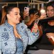 Maiara usa look ALL JEANS com shorts, top e jaqueta em podcast