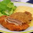 Bife à milanesa com creme de milho para uma deliciosa refeição