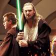 Star Wars: Ewan McGregor e Liam Neeson tinham um hábito estranho e irritante com o sabre de luz