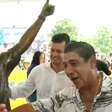 Ilustre torcedor do Botafogo, Zeca Pagodinho ganha estátua em Xerém