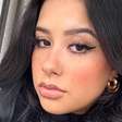 Cinthia Cruz agacha de fio-dental em clique no espelho e eleva o clima