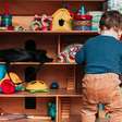 13 móveis que ajudam a organizar os brinquedos das crianças em casa