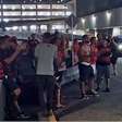 Torcedores do Flamengo protestam no aeroporto contra elenco e picham a Gávea