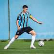 Grêmio estende contrato de Natã até 2026 e valoriza jovem zagueiro