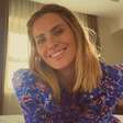Cottagecore: Carol Dieckmann usa vestido floral azul em Portugal