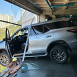 Carro de luxo perde o controle, bate na parede e fica pendurado em Belo Horizonte; vídeo