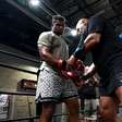 Pai de Tyson Fury provoca Francis Ngannou após treino aberto com Mike Tyson: 'Não vai passar do primeiro round'