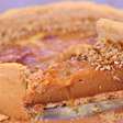 Despejei 2 caixas de leite condensado por cima da massa e fiz uma torta de doce de leite maravilhosa