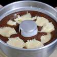 Bolo de chocolate bem macio e fofinho que já sai recheado do forno