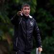 Bruno Lage esboça escalação do Botafogo com dúvida no meio-campo