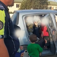 Professora é presa após transportar 25 crianças em carro de passeio; veja