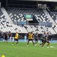 Bruno Lage 'esconde' escalação do Botafogo em treino aberto e com momentos de descontração no Nilton Santos