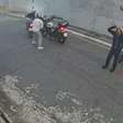SP: motoqueiro escapa de assalto de forma inusitada