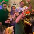 Campeões mundiais do São Paulo cantam para artilheiro: "Toca no Calleri que é gol"