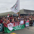 Torcida do Fluminense faz festa em aeroporto antes de decisão contra o Internacional pela Libertadores