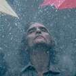 Joaquin Phoenix surge em uma tempestade na imagem inédita de 'Coringa'