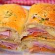 Enrolado de presunto e queijo fofinho e delicioso para o lanche de toda a família