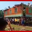 Moradores carregam casas inteiras para fugir de áreas de desabamentos causadas pela seca no Amazonas