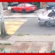 Homens em carro roubam bicicleta de ciclista em movimento no Chile