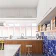 Cozinhas contemporâneas: verde e azul são tendência no cômodo