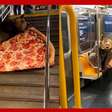 Homem fantasiado de rato carrega pizza gigante em metrô de Nova York