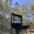 Tiny house na árvore de 40m² flutua a 4m do solo e é autossuficiente