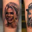 Guimê cobre rosto de Lexa em tatuagem de seu casamento