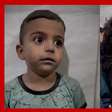 Médico aparece tentando acalmar criança que tremia de medo após ataque em Gaza