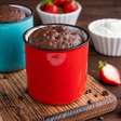 Bolo de caneca de chocolate de micro-ondas fácil e rápido