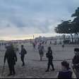 Torcedores de Fluminense e Boca brigam na praia de Copacabana