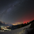 Destaque da NASA: aurora boreal vermelha é foto astronômica do dia