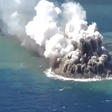 Nova ilha surge no Japão após erupção de vulcão; vídeo
