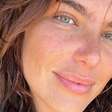 Mariana Goldfarb posa de biquíni fio-dental na praia e enfatiza curvas molhadas