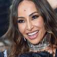 Sabrina Sato deixa pernas torneadas à mostra em look colorido com babados durante ensaio da Gaviões da Fiel