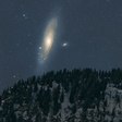 Destaque da NASA: galáxia Andrômeda e alpes suíços na foto astronômica do dia