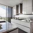 Apê de 500 m² com vista para o mar de Miami tem mix de materiais no décor