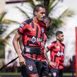 Zagueiro do Atlético-GO diz não secar adversários pelo acesso e prega: "O importante é pensarmos no nosso time"