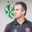 Vai ligar o secador! Técnico do Vitória mira o título e não descarta torcer para o Guarani nesta terça-feira