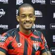 Zagueiro do Atlético-GO lamenta seca de vitórias, mas exalta permanência no G4 e iminência do acesso: "Estamos confiantes"