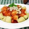Nhoque de batata-doce com molho de tomate caseiro
