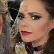 Sandy se veste de bruxa estilosa para Halloween atrasado