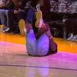 Torcedor dos Lakers erra arremesso de R$ 264 mil e lesiona joelho