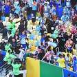 Torcedores brigam no Maracanã; jogo começa com 30 minutos de atraso
