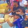 Em meio a pancadaria entre torcedores em Brasil x Argentina, brasileiro faz pausa para selfie; veja