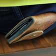 Síndrome da carteira: entenda o risco de sentar com o objeto no bolso