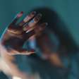 Brasil bate recorde de feminicídios pelo 4º ano seguido, enquanto homicídios tem o menor número em 13 anos, aponta Anuário de Segurança
