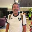 Torcedor do Botafogo acompanha chegada do Palmeiras em hotel e mantém sonho de título