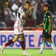 Flamengo vence o América-MG e cola no Palmeiras na briga pelo título do Brasileirão
