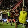Deu ruim! Sport goleia o Sampaio Corrêa na Ilha do Retiro, mas resultados não ajudam e o Leão segue na Série B por mais um ano