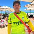 Membro de organizada veste Palmeiras da cabeça aos pés para vender camarão em praia de Fortaleza